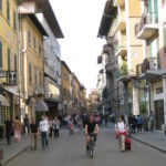 Geschäfte in italienischen Innenstädte im Sommer bis Mitternacht geöffnet