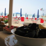 Frische Muscheln in Marina di Castagneto mit Strandblick