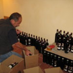 Alessandro Fantino beim Barolo Flaschen einpacken