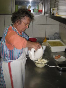 Mama Francesca beim Nachtisch Mattone im Restaurant Ostu Di Djun