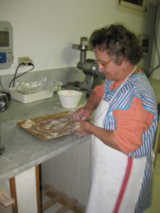 Mama Francesca beim Zubereiten der frittierten Brötchen im Ostu Di Djun