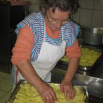 Mama im Restaurant Ostu Di Djun im Piemont beim Zubereiten der Ofen Kartoffeln
