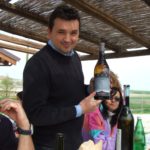 Weinproduzent Walter mit seinem Barolo von Elvio Cogno