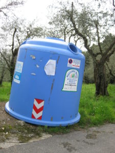 Italien Mülltonne für Glas- Plastik- und Milchflaschen