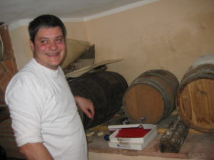stolzer Stefano vom Restaurant La Grotta in Buti in seinem Weinkeller