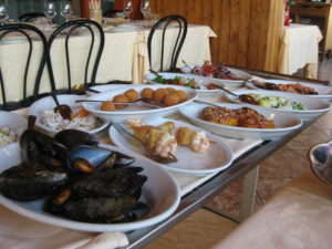 verschiedene Fisch Vorspeisen im Restaurant in Montecatini Terme