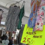 italienische Sommerkleider auf dem Forte Dei Marmi Markt