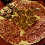 toskanische-vorspeisen-salami-und-crostini