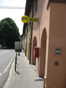 Italienische Post in der Toskana: ein ganz besonderer Brieftraeger in Vicopisano